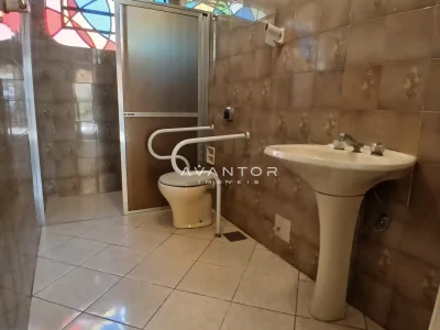 Banheiro com chuveiro e pia pedestal — Sala Comercial com 2 salas para alugar em Nossa Senhora de Lourdes, Santa Maria/RS