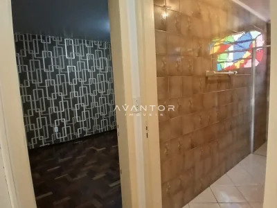 Banheiro com revestimento em tons quentes — Sala Comercial para alugar em Nossa Senhora de Lourdes, Santa Maria/RS