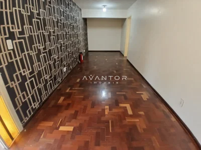 Corredor com piso de madeira — Sala Comercial com 2 salas para alugar em Nossa Senhora de Lourdes, Santa Maria/RS