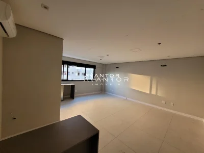 Sala integrada com cozinha e janela — Sala Comercial à venda no Centro Profissional Itroian, em Centro, Santa Maria/RS
