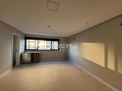 Sala de estar com janelas amplas — Sala Comercial à venda no Centro Profissional Itroian, em Centro, Santa Maria/RS