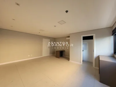Sala com piso em porcelanato — Sala Comercial com 1 sala à venda no Centro Profissional Itroian, em Centro, Santa Maria/RS