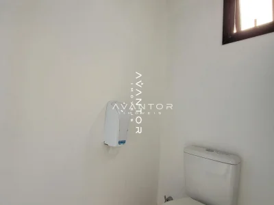 Banheiro com sanitário e acessórios — Sala Comercial à venda no Centro Profissional Itroian, em Centro, Santa Maria/RS