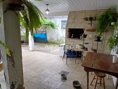 Área externa com churrasqueira e pátio — Casa com 3 quartos à venda em Juscelino Kubitschek, Santa Maria/RS