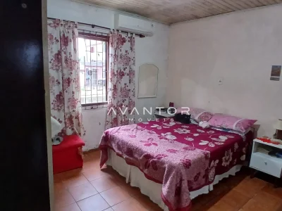 Dormitório com janela e cortinas florais — Casa com 3 quartos à venda em Juscelino Kubitschek, Santa Maria/RS