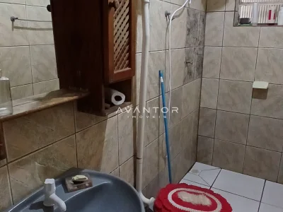 Banheiro com azulejos e chuveiro — Casa com 3 quartos à venda em Juscelino Kubitschek, Santa Maria/RS