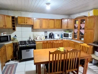 Cozinha com armários planejados e mesa de jantar — Casa com 3 quartos à venda em Juscelino Kubitschek, Santa Maria/RS