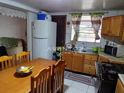 Cozinha com armários planejados e mesa de refeições — Casa com 3 quartos à venda em Juscelino Kubitschek, Santa Maria/RS