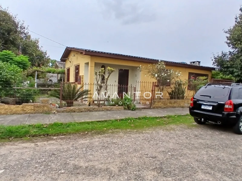 Fachada da casa com garagem — Casa com 3 quartos à venda em Juscelino Kubitschek, Santa Maria/RS
