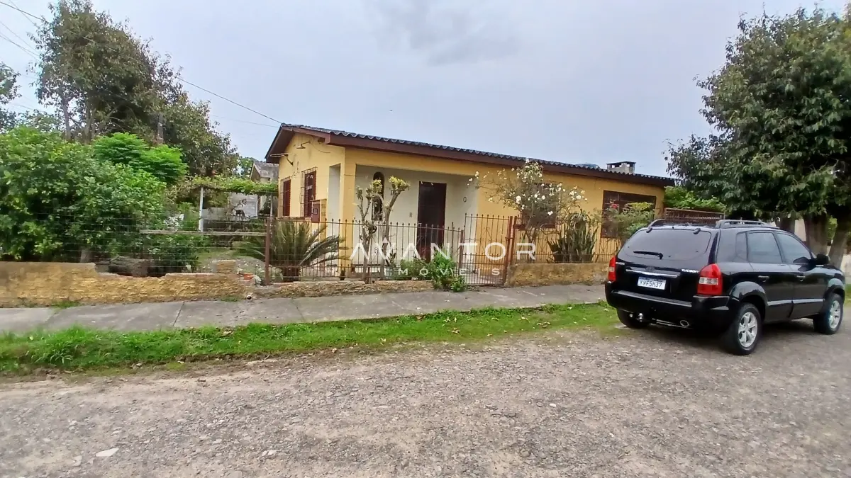 Fachada da casa com garagem — Casa com 3 quartos à venda em Juscelino Kubitschek, Santa Maria/RS