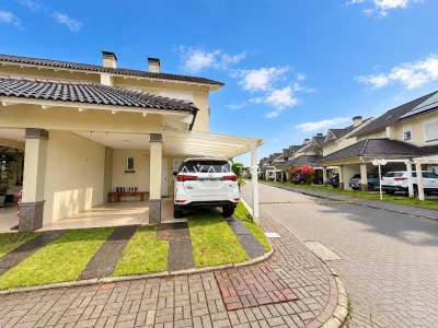 Fachada da casa com garagem coberta — Casa de Condomínio à venda no Condomínio Providence, em São José, Santa Maria/RS