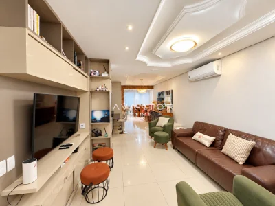 Sala de estar com painel de TV e armários planejados — Casa de Condomínio à venda no Condomínio Providence, Santa Maria