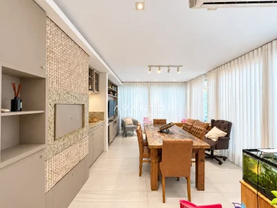Sala de estar integrada à cozinha com sacada — Casa de Condomínio à venda no Condomínio Providence, em São José, Santa Maria