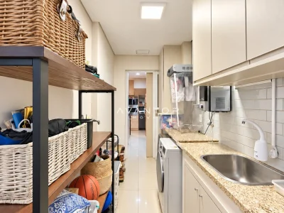Área de serviço com máquina de lavar e armários — Casa de Condomínio à venda no Condomínio Providence, Santa Maria