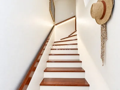 Escada com corrimão de madeira — Casa de Condomínio à venda no Condomínio Providence, em São José, Santa Maria/RS