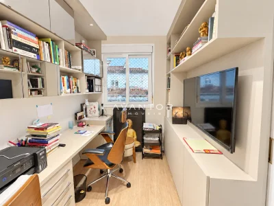 Escritório com armários planejados e vista para janela — Casa de Condomínio à venda no Condomínio Providence, Santa Maria