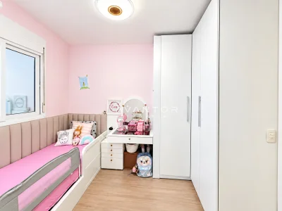 Dormitório infantil com armários planejados — Casa de Condomínio à venda no Condomínio Providence, em São José, Santa Maria