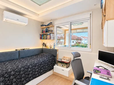 Dormitório com cama planejada e vista da janela — Casa de Condomínio à venda no Condomínio Providence, Santa Maria