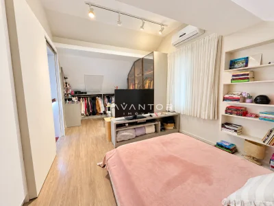 Dormitório com closet integrado e prateleiras — Casa de Condomínio à venda no Condomínio Providence, em São José, Santa Maria