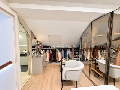 Closet com espelho e piso de madeira — Casa de Condomínio à venda no Condomínio Providence, em São José, Santa Maria/RS