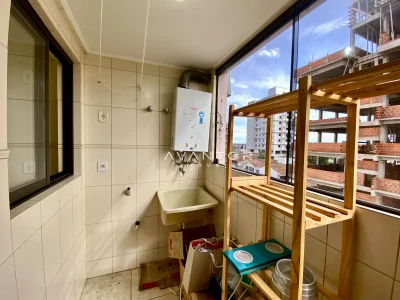 Área de serviço com vista para sacada — Apartamento à venda e para alugar no Edifício Avenida Palace, Santa Maria