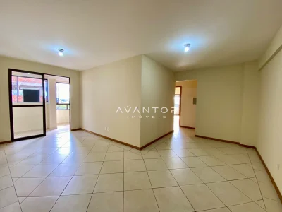 Sala de estar com integração ao hall de entrada — Apartamento à venda e para alugar no Edifício Avenida Palace, Santa Maria