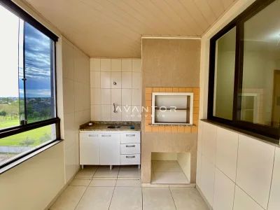 Cozinha com janela e vista para área externa — Apartamento à venda e para alugar no Edifício Avenida Palace, Santa Maria