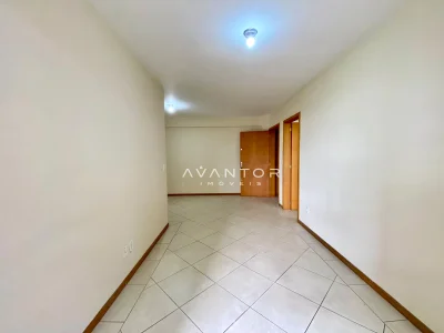 Sala com piso em cerâmica e portas de acesso — Apartamento à venda e para alugar no Edifício Avenida Palace, Santa Maria
