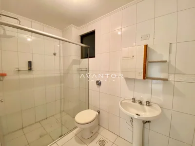 Banheiro com chuveiro e pia — Apartamento à venda e para alugar no Edifício Avenida Palace, Santa Maria