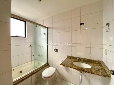 Banheiro com box e bancada em granito — Apartamento à venda e para alugar no Edifício Avenida Palace, Santa Maria
