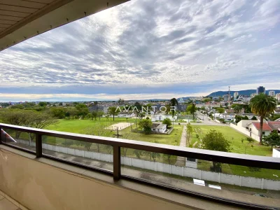 Sacada com vista para cidade e área verde — Apartamento à venda e para alugar no Edifício Avenida Palace, Santa Maria