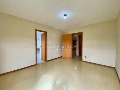 Sala de estar com piso de madeira — Apartamento à venda e para alugar no Edifício Avenida Palace, Santa Maria