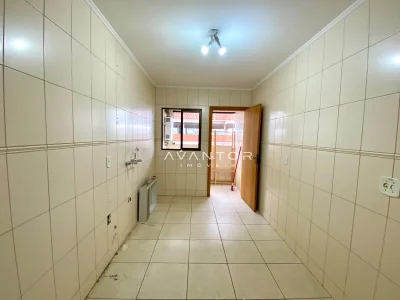 Cozinha com azulejos e acesso à varanda — Apartamento à venda e para alugar no Edifício Avenida Palace, Santa Maria