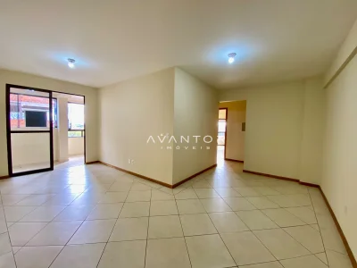 Sala de estar integrada com cozinha — Apartamento à venda e para alugar no Edifício Avenida Palace, Santa Maria