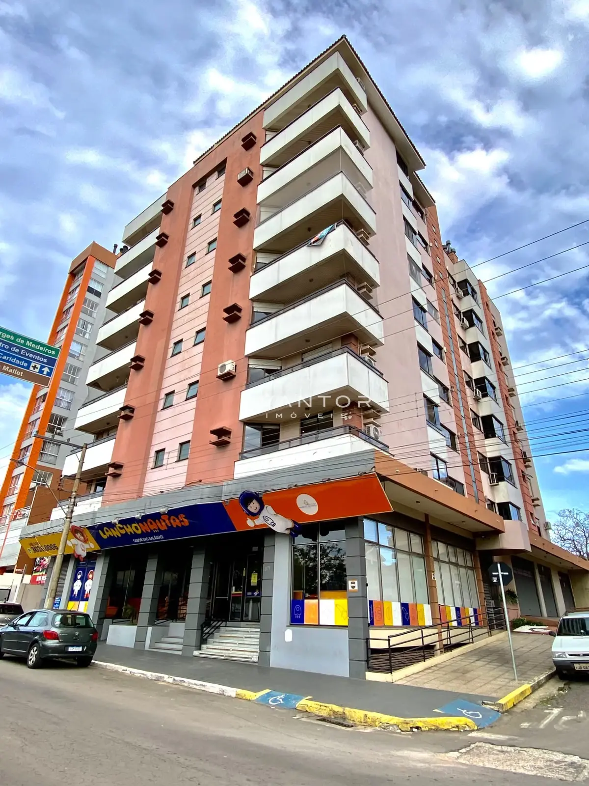 Fachada do prédio residencial com sacadas — Apartamento à venda e para alugar no Edifício Avenida Palace, Santa Maria