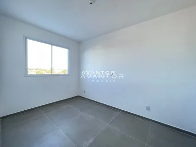 Dormitório com janela e piso cinza — Apartamento com 2 quartos para alugar no Residencial Vô Nelci, em Camobi, Santa Maria/RS