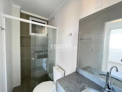 Banheiro com chuveiro e bancada em granito — Apartamento para alugar no Residencial Vô Nelci, em Camobi, Santa Maria/RS