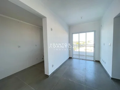 Sala de estar com sacada e acesso à varanda — Apartamento para alugar no Residencial Vô Nelci, em Camobi, Santa Maria/RS