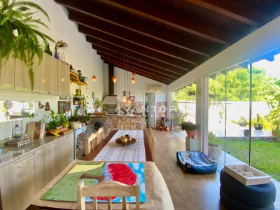 Cozinha integrada com vista para jardim — Casa com 4 quartos à venda em Dom Antônio Reis, Santa Maria/RS