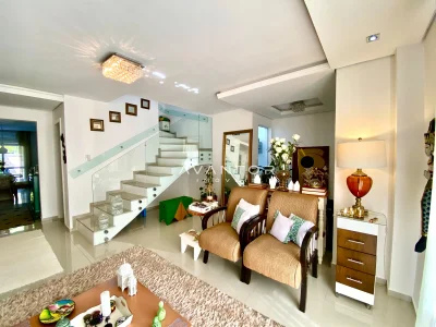 Sala de estar integrada com escada — Casa com 4 quartos à venda em Dom Antônio Reis, Santa Maria/RS