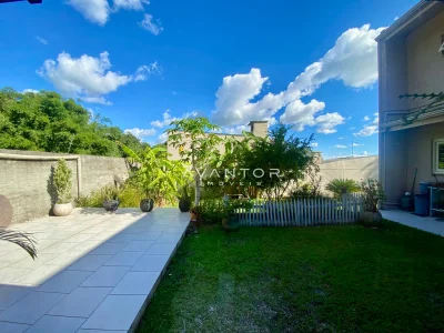 Pátio com gramado e área pavimentada — Casa com 4 quartos à venda em Dom Antônio Reis, Santa Maria/RS