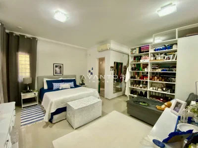 Dormitório com closet e armários planejados — Casa com 4 quartos à venda em Dom Antônio Reis, Santa Maria/RS