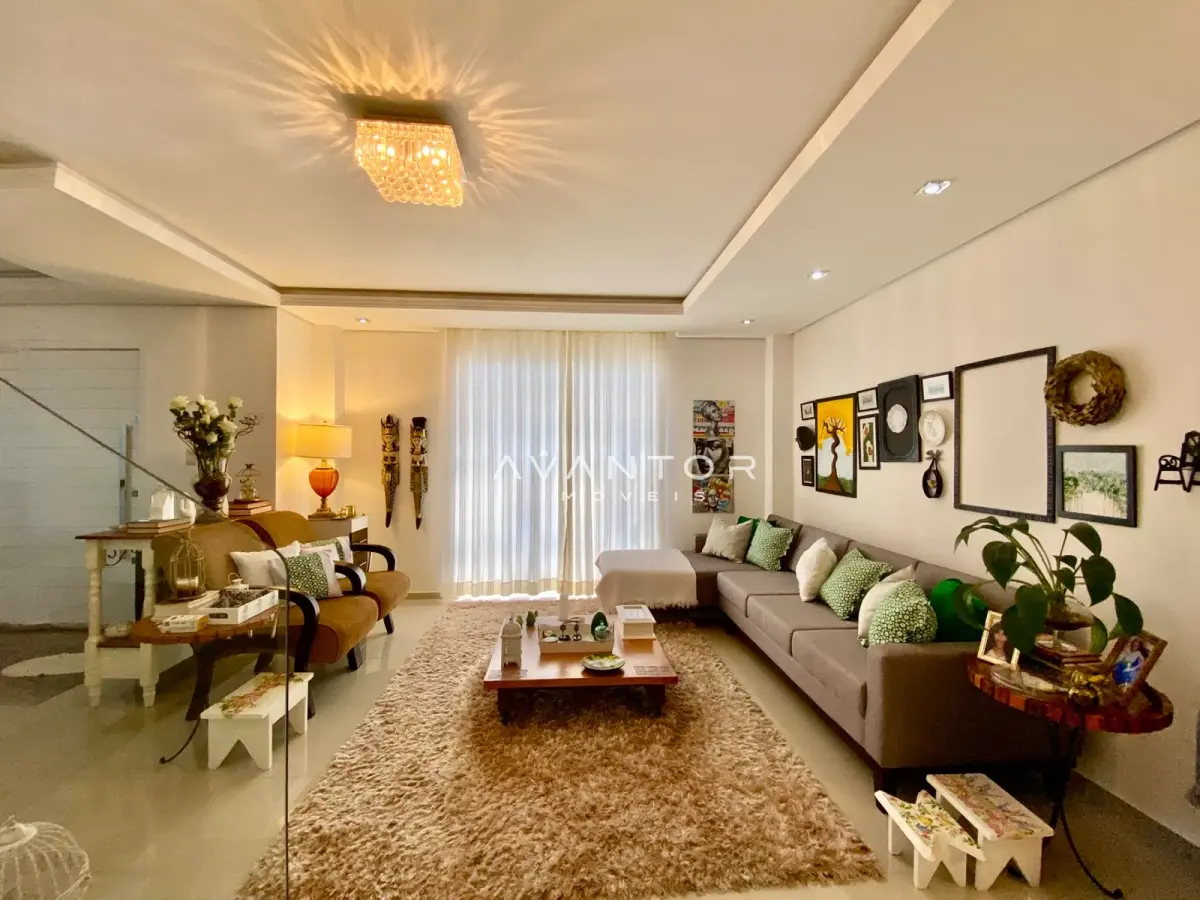 Sala de estar com sofá e iluminação integrada — Casa com 4 quartos à venda em Dom Antônio Reis, Santa Maria/RS