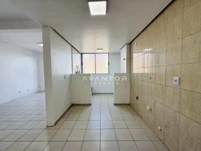 Cozinha com azulejos e armários planejados — Apartamento à venda no Residencial Ferrara, Santa Maria