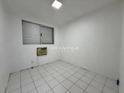 Dormitório com janela e piso em cerâmica — Apartamento à venda no Residencial Ferrara, Santa Maria