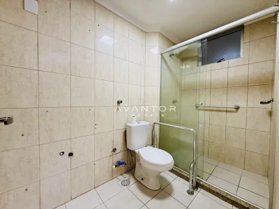 Banheiro com box blindex e armários — Apartamento à venda no Residencial Ferrara, em Presidente João Goulart, Santa Maria/RS