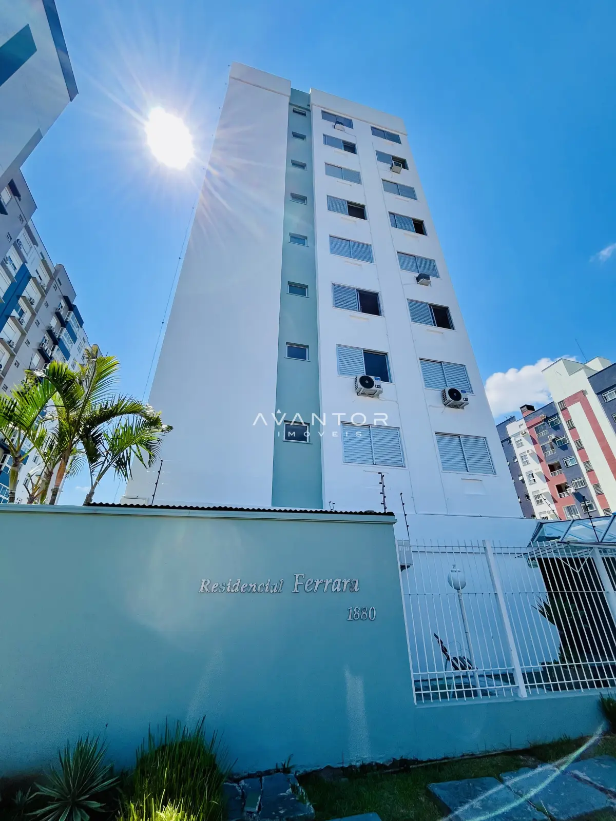 Fachada do prédio com acabamento moderno — Apartamento à venda no Residencial Ferrara, Santa Maria