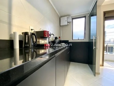 Cozinha com bancada e armários planejados — Apartamento com 2 quartos à venda no edificio monalisa, em Centro, Santa Maria/RS