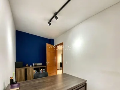 Dormitório com parede azul e armários planejados — Apartamento à venda no edificio monalisa, em Centro, Santa Maria/RS