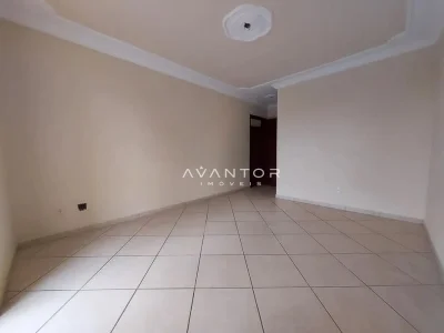Sala de estar com piso em cerâmica — Apartamento com 3 quartos para alugar em Nossa Senhora de Lourdes, Santa Maria/RS